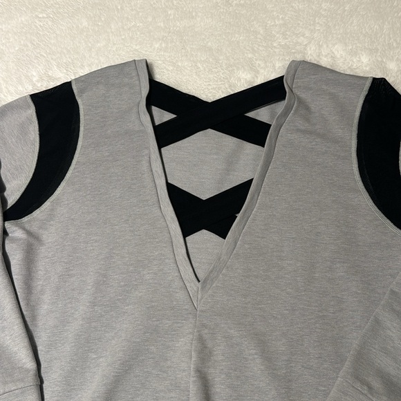 North Face cross cross v-neck back! - Picture 2 of 6